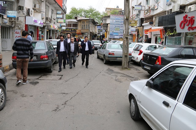 بازديد شهردار لاهيجان از كوچه برق براي اجراي پروژه سنگ فرش